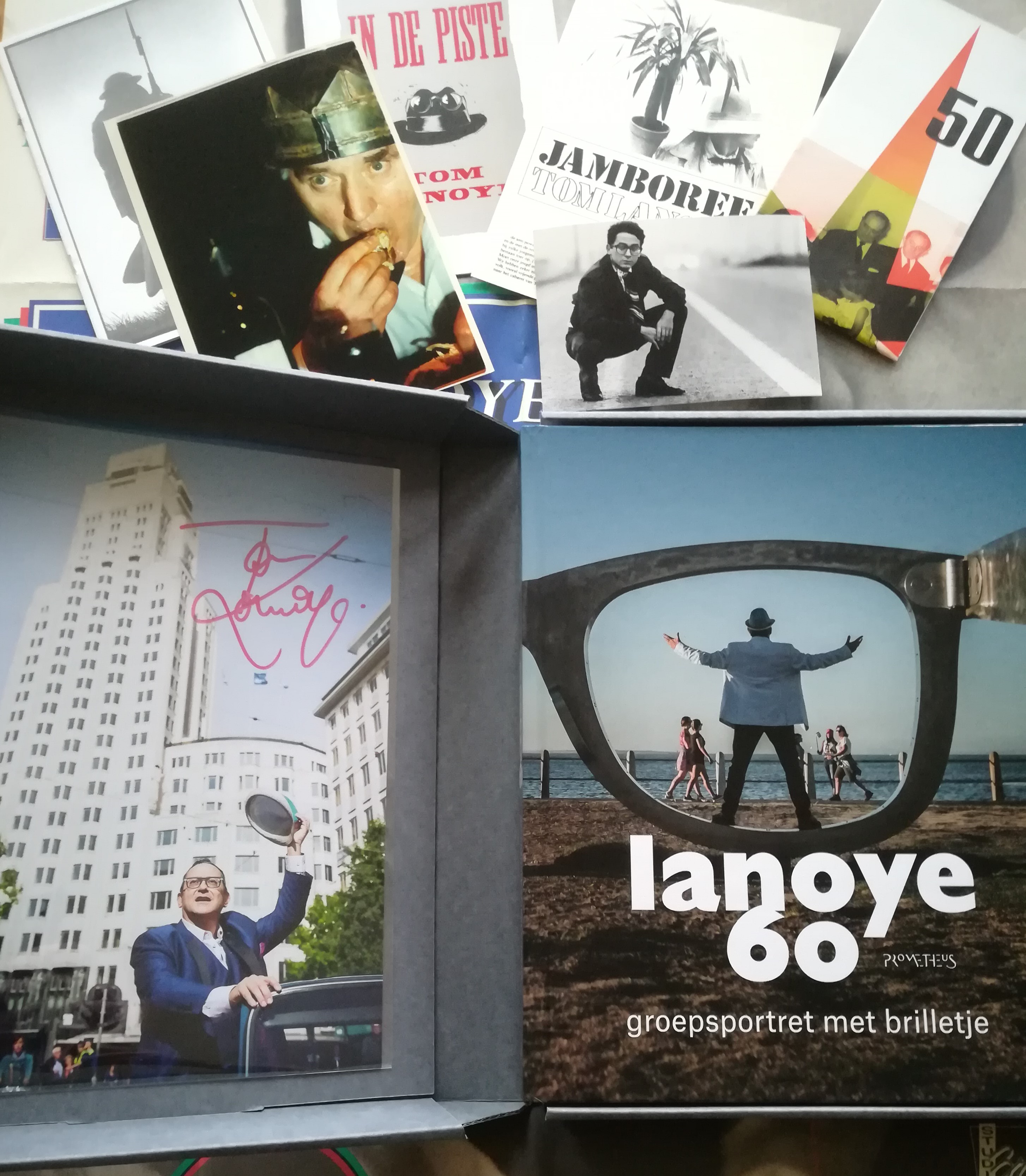 Tom Lanoye 11065, Anni van Landeghem 244075, Dooreman - Lanoye 60 [Bibliofiele uitgave]. Groepsportret met brilletje