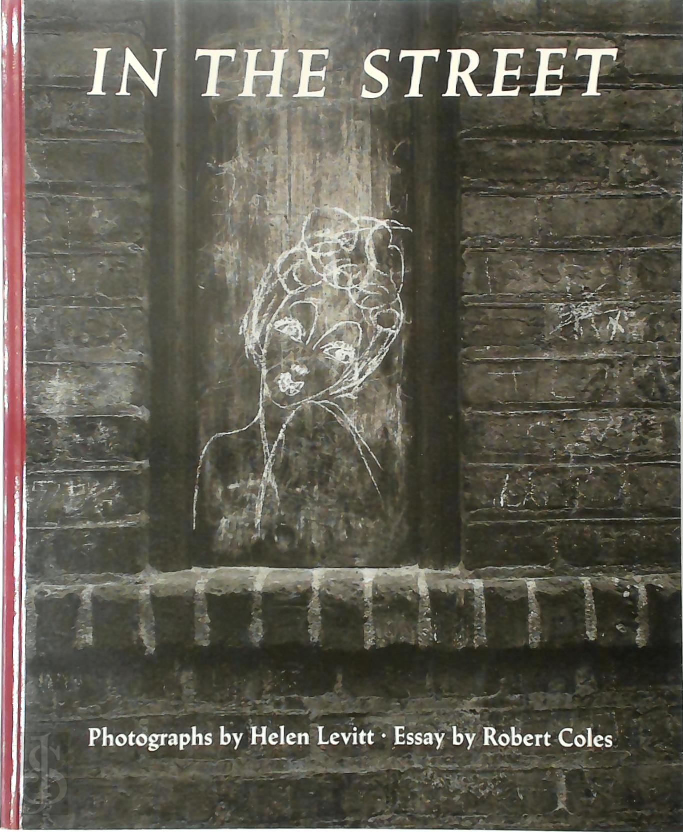 Helen Levitt [Photographs] , Robert Coles [Essay] - In the Street. Chalk Drawings and Messages, New York City, 1938-1948