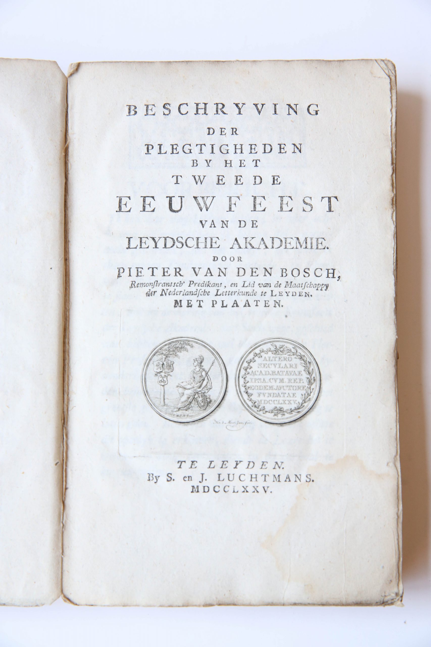 Pieter van den Bosch 305732 - Beschryving der plegtigheden by het tweede eeuwfeest van de Leydsche Akademie. door Pieter van den Bosch, Remonstrantsch' Predikant, en Lid van de Maatschappij der Nederlandsche Letterkunde te Leyden. Met Plaaten,. Met 6, uislaande, prenten.
