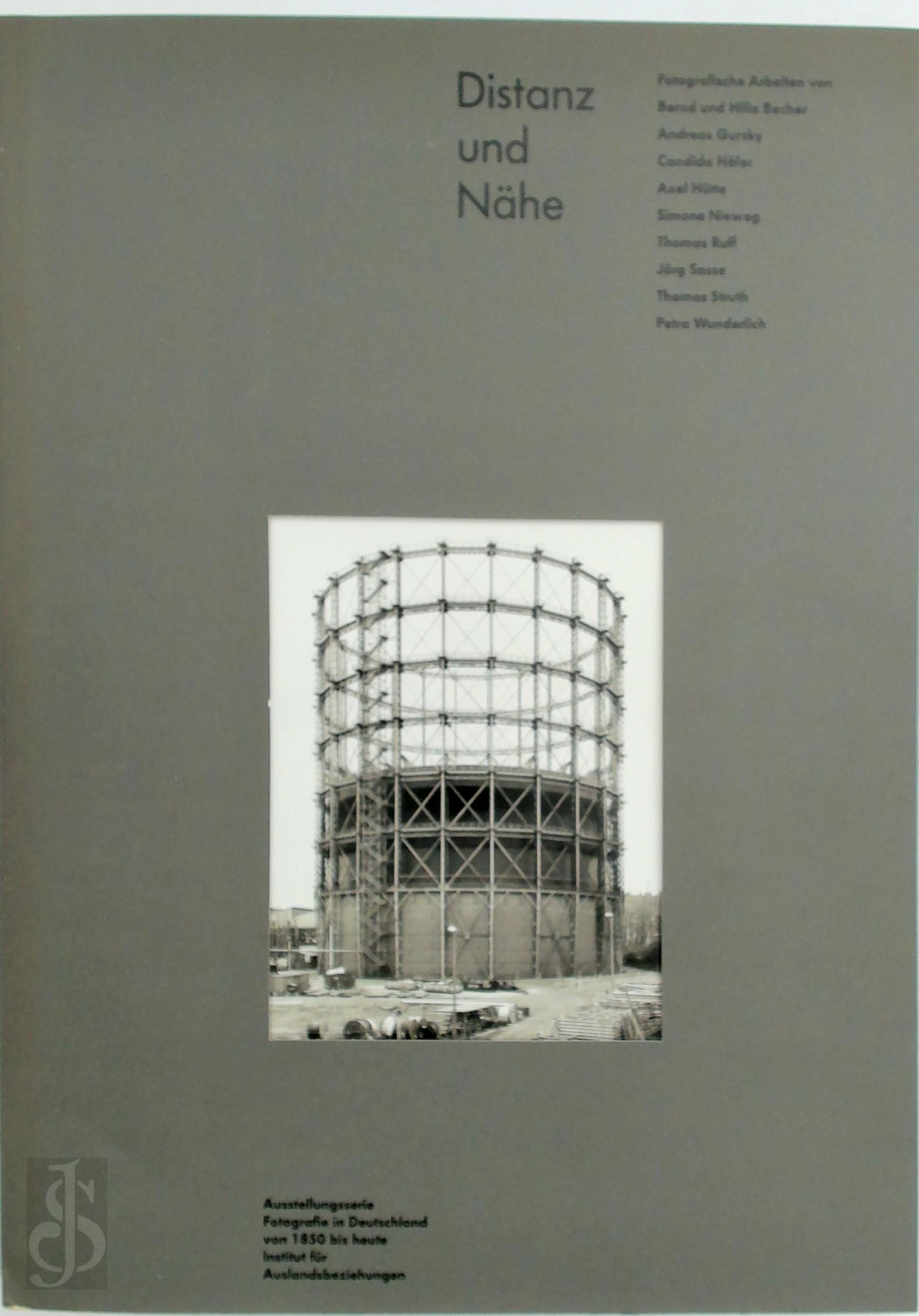  - Distanz und Nhe. Fotografische Arbeiten von Bernd und Hilla Becher, Andreas Gursky, Candida Hfer, Axel Htte, Simone Nieweg, Thomas Ruff, Jrg Sasse, Thomas Struth, Petra Wunderlich