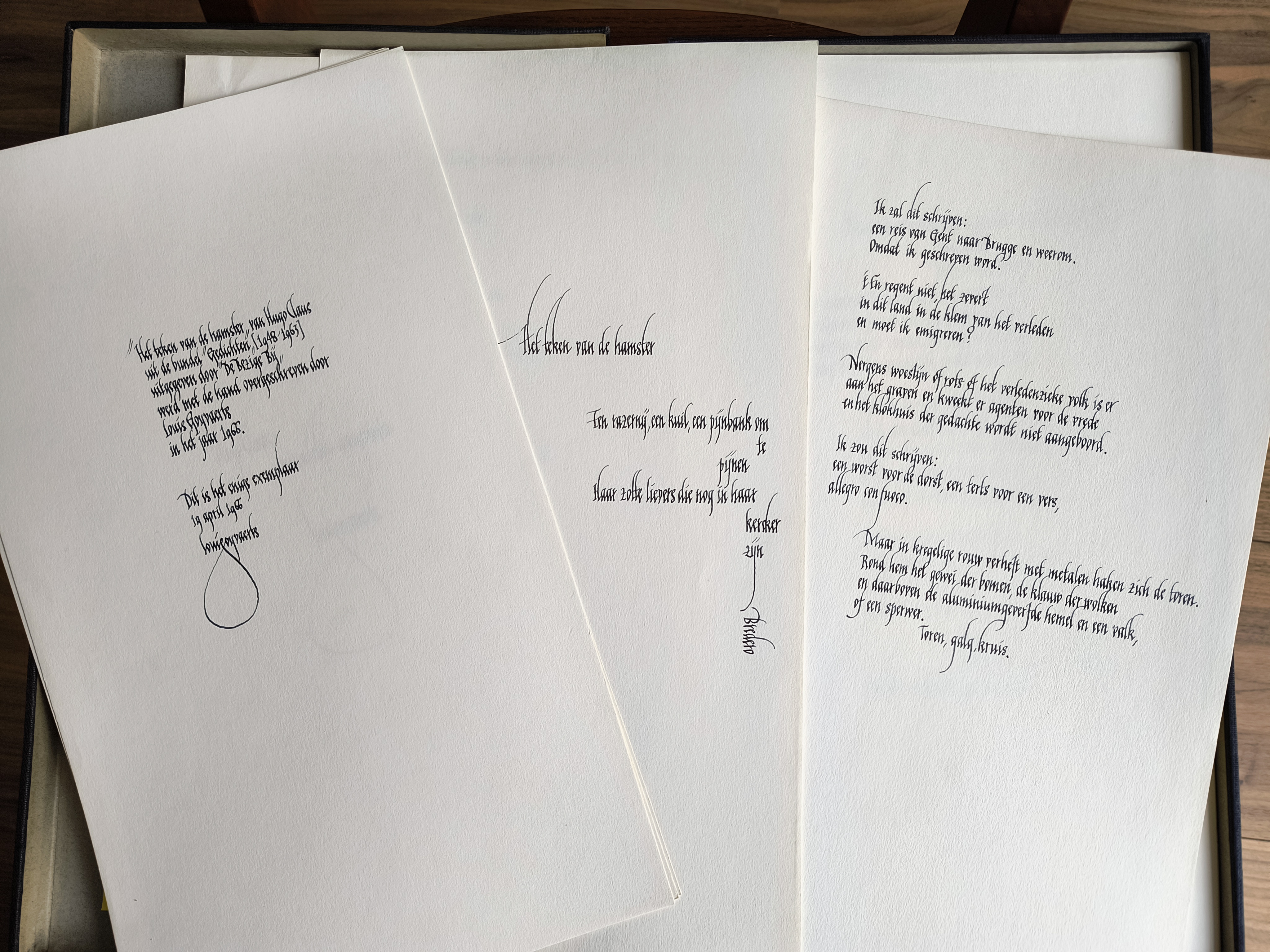 CLAUS, Hugo - Hugo Claus - Het teken van de hamster. Volledige tekst in calligrafie door Louis Goyvaerts