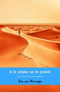 In de schaduw van de piramide - Ron van Wieringen (ISBN 9789402156393)