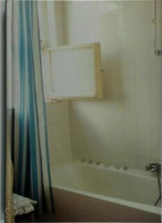 534 beds and 1 bathtub Roy Tzidon at the Hans Brinker budget hotel Amsterdam - Roy Tzidon, Erik Kessels