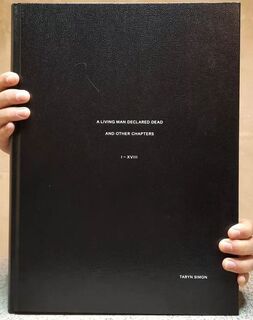 A living man declared dead and other chapters I - XVIII - Taryn Simon, Aliza Watters [Ed.] (ISBN 9781907946055)