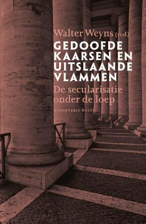 Gedoofde kaarsen en uitslaande vlammen - 