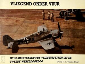 Vliegend onder vuur - Peter F. van de Noort
