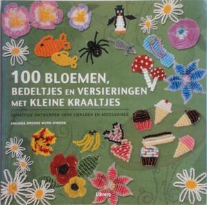 100 Bloemen bedeltjes en versieringen met kleine kraaltjes - Amanda Hinson 100 Bloemen bedeltjes en versieringen met kleine kraaltjes - Amanda Hinson