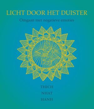 Licht door het duister - Thich Nhat Hanh Licht door het duister - Thich Nhat Hanh