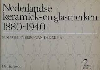 Nederlandse keramiek- en glasmerken 1880-1940 - M. Singelenberg, van der Meer (ISBN 9789035210059)