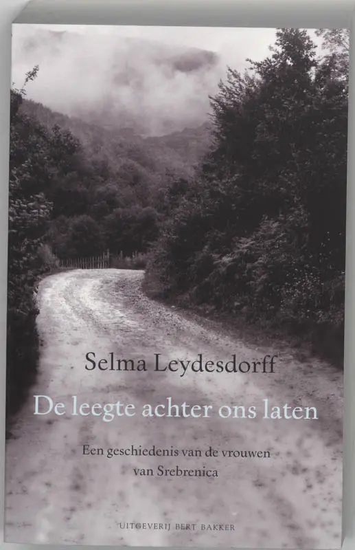 De leegte achter ons laten - een geschiedenis van de vrouwen van Srebrenica - Selma Leydesdorff 1